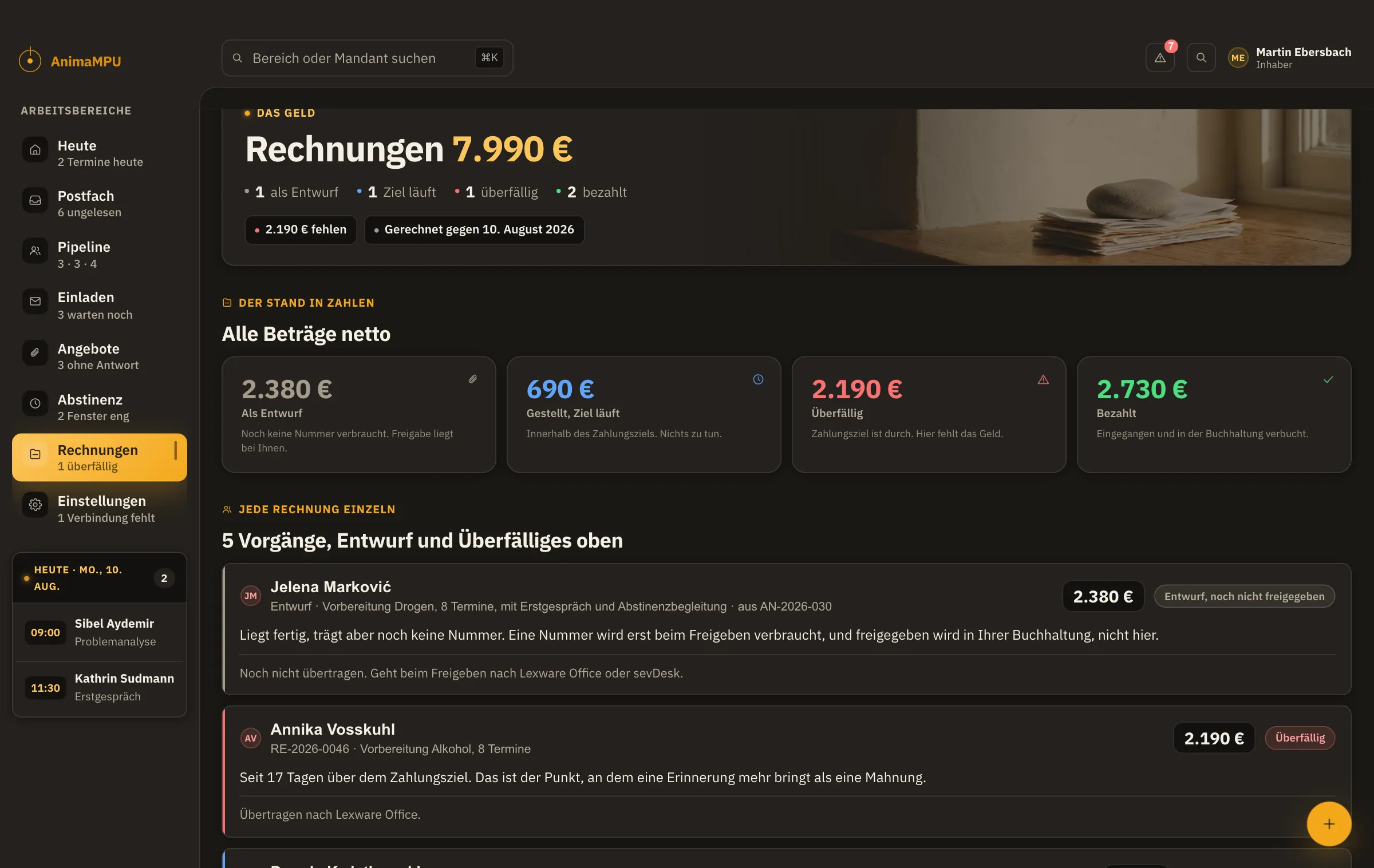 Der Bildschirm „Rechnungen“ im AnimaMPU Dashboard. Links der Mensch, rechts das Geld. Der Name öffnet die Akte, der Betrag die Rechnung.